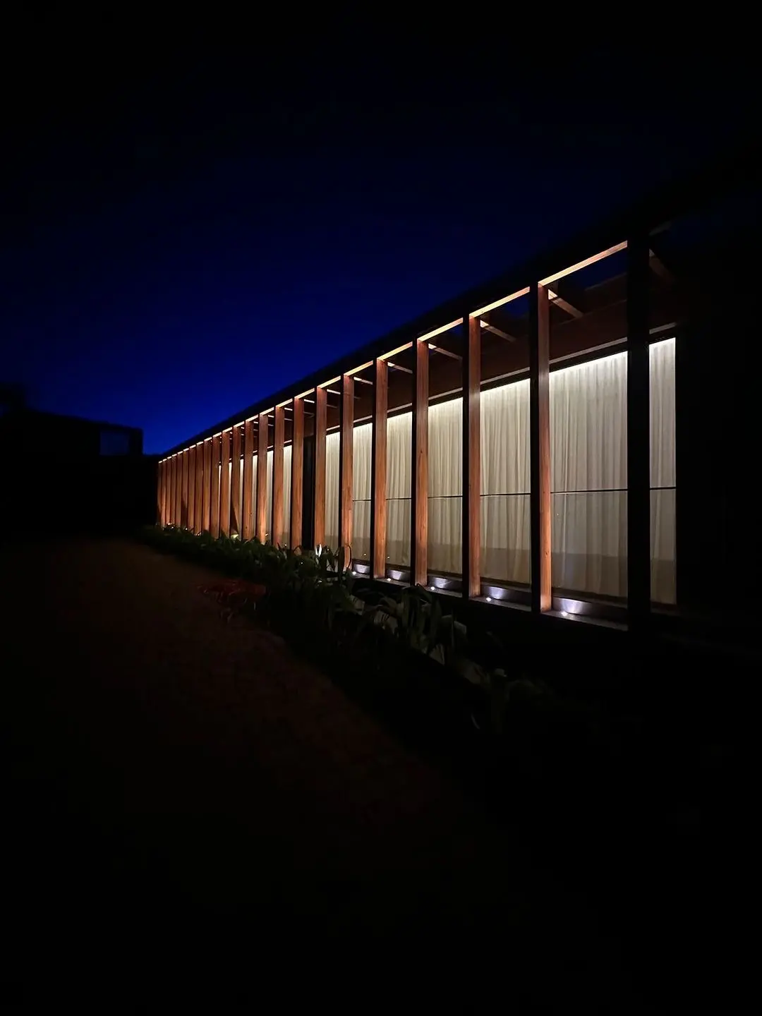 Fachada iluminada com MLC e pedra